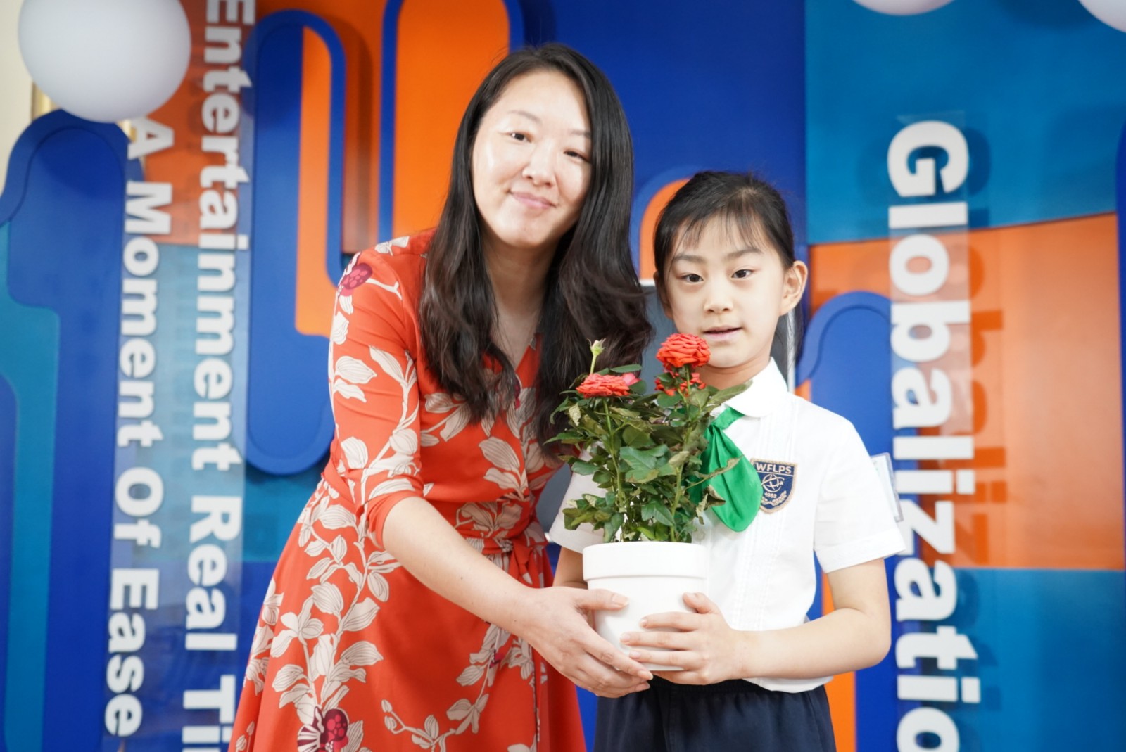 陆校长授花.JPG